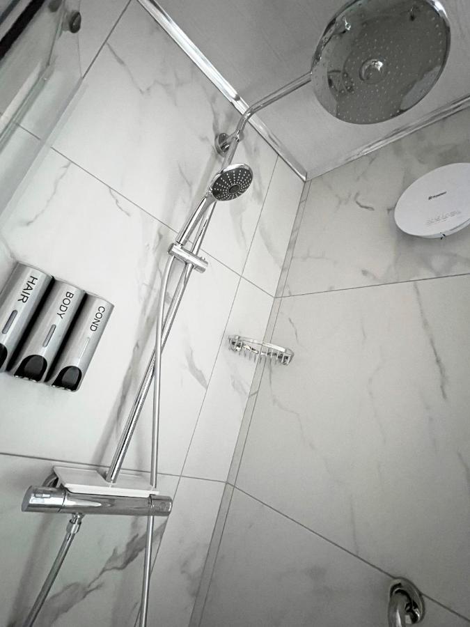 United Home B&B Salford  Bagian luar foto